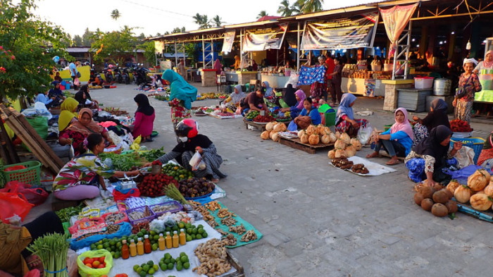 Le marché en plein air de la rafraichissante petite ville de Wanci