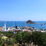 Labuan Bajo sur l’île de Flores, au fond à gauche le parc de Komodo