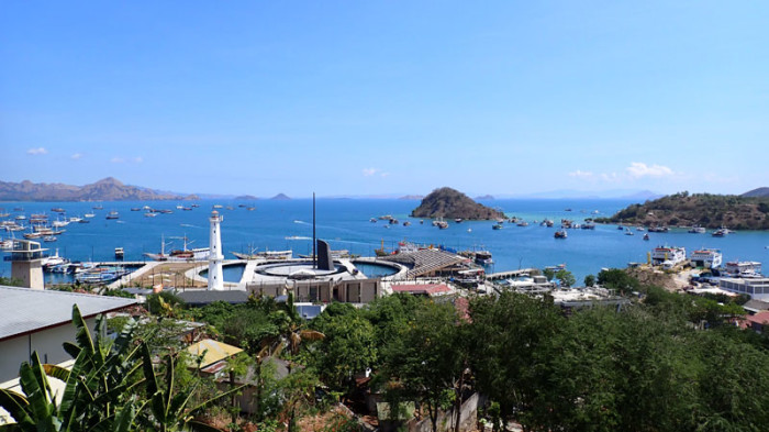 Labuan Bajo sur l’île de Flores, au fond à gauche le parc de Komodo