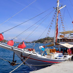 Bateau-charter avec dans les sacs rouges des « voiles » pour l’esbroufe