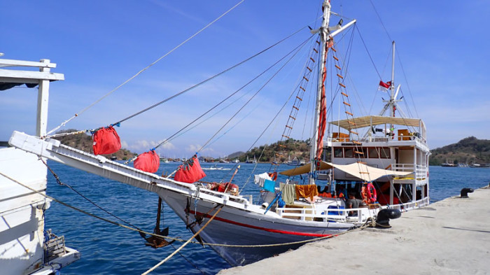 Bateau-charter avec dans les sacs rouges des « voiles » pour l’esbroufe