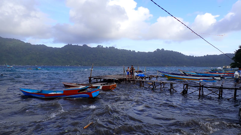Le bras de mer exposé entre les îles de Banda Neira