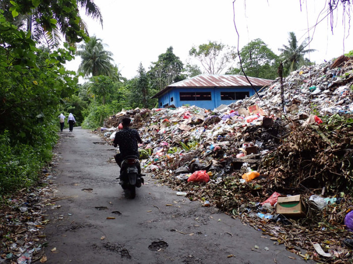 Le long de la voie publique, le dépôt de poubelles de Banda Neira