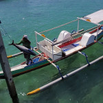 Pirogue de pêcheur à double motorisation et double balanciers