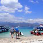 L’Envol au mouillage de Gili Air, au fond l’île de Lombok