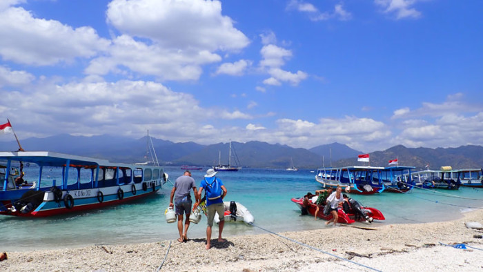 L’Envol au mouillage de Gili Air, au fond l’île de Lombok