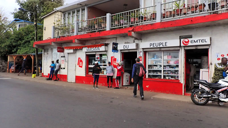 Le magasin du peuple en rouge coco