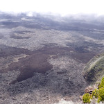 En surplomb du cratère du Piton de la Fournaise