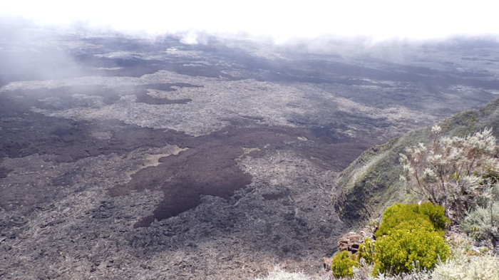 En surplomb du cratère du Piton de la Fournaise