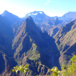 Au fond, au centre de l’image, le Piton des Neiges (3071m) avec, à droite, le Grand Bénare (2898m)