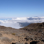 L’océan Indien avec au loin dans les nuages, le Piton de la Fournaise