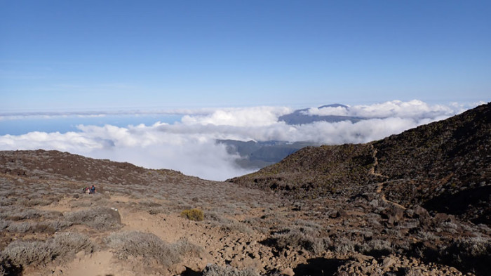 L’océan Indien avec au loin dans les nuages, le Piton de la Fournaise