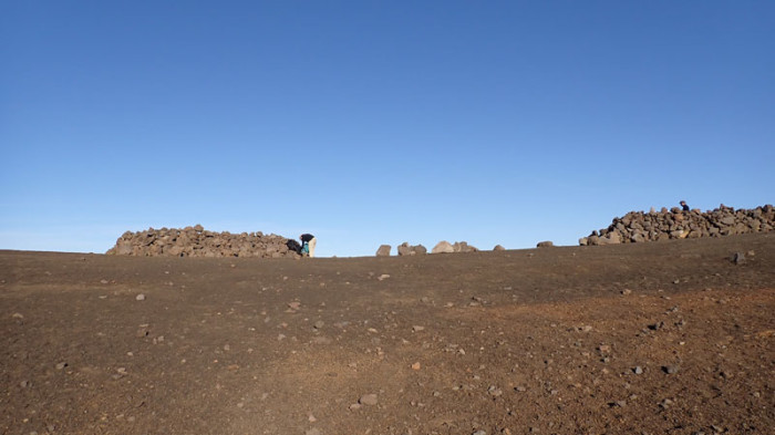 Les abris bivouac entre les sommets Nord et Sud