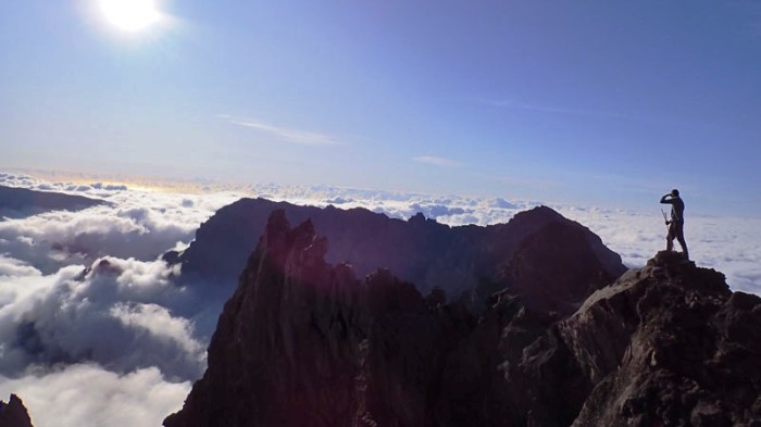 De l’antécime Nord (3052m), mer de nuages autour du Gros Morne (3019m)