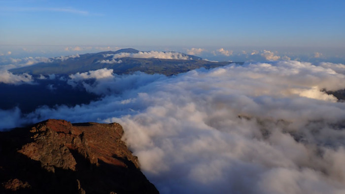 … le Piton de la Fournaise et l’océan Indien