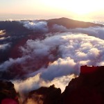 Du Piton des Neiges (3071m), soleil couchant sur le Grand Bénare (2898m)