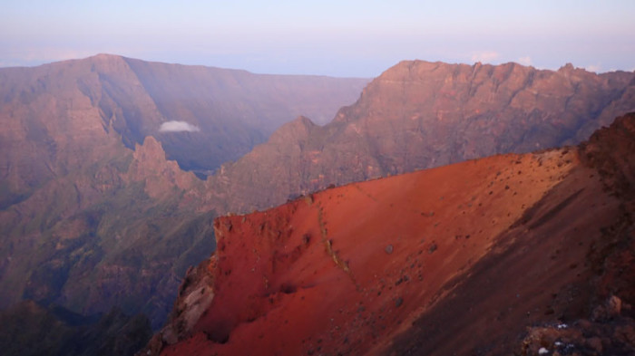 La ligne de crête entre le Gros Morne et le Grand Bénare, illuminée