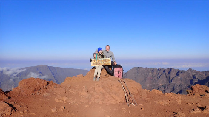 Photo souvenir avec la pancarte à demeure